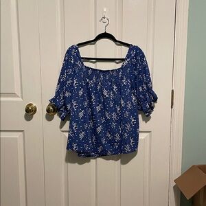 ❤️MELLODAY Navy and White Floral Blouse